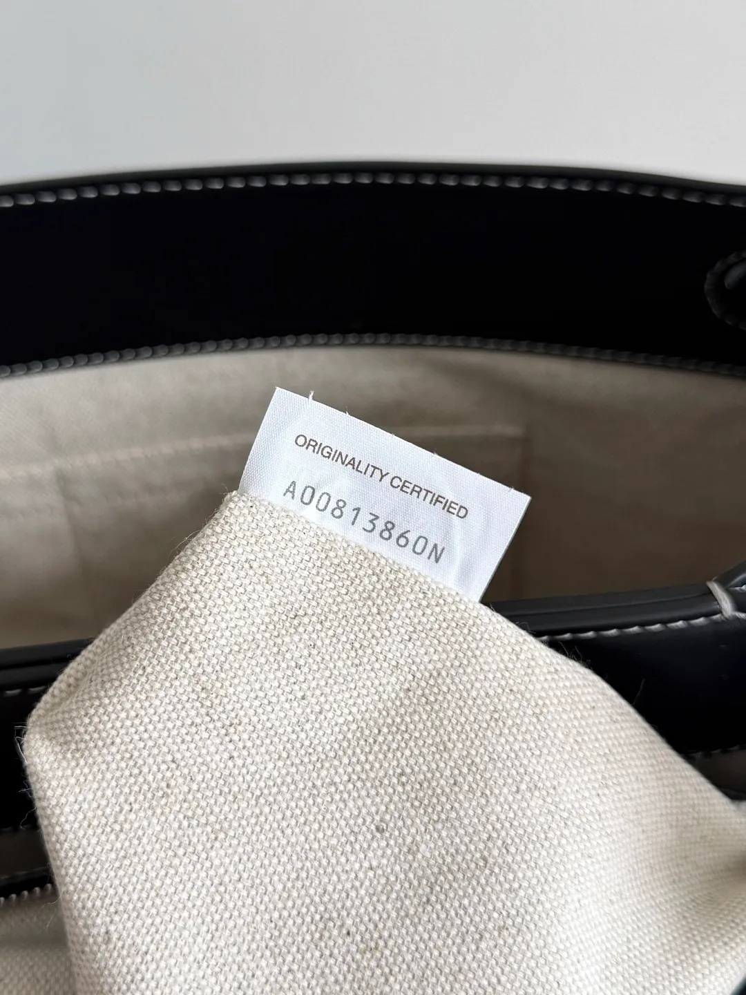 Batch 2460 BOTTEGA VENETA 2025 new men's ANDIAMO backpack Bottega Veneta's main recommendation is undoubtedly Andiamo. The first new favorite of 2025 is a men's splayed buckle bag. It can be seen that the designer has used many small ideas. The detachable cross-body strap is very convenient for elite office workers to carry their work diary. Reduce the burden on your hands when carrying office supplies. The interior is divided into two large compartments and a small zippered compartment. Unlike the women's model, the compartments here are not detachable. The fixed large single layer also makes it easier to pack lightly when going out to work and avoids the accumulation of too many small items. Style number: 807715 (full leather) Size: 37*26*13cm